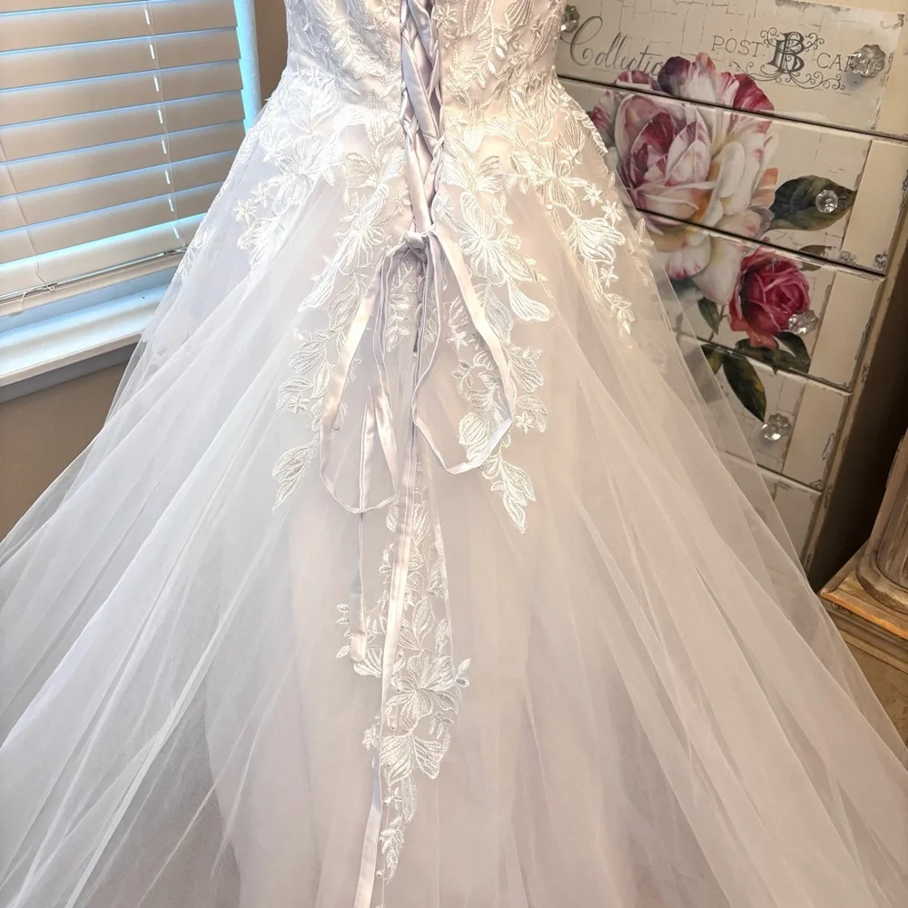 NEW White Wedding Dress, Wedding Dress with Train, Dress with Appliqués, Size LG - Picture 8 of 15